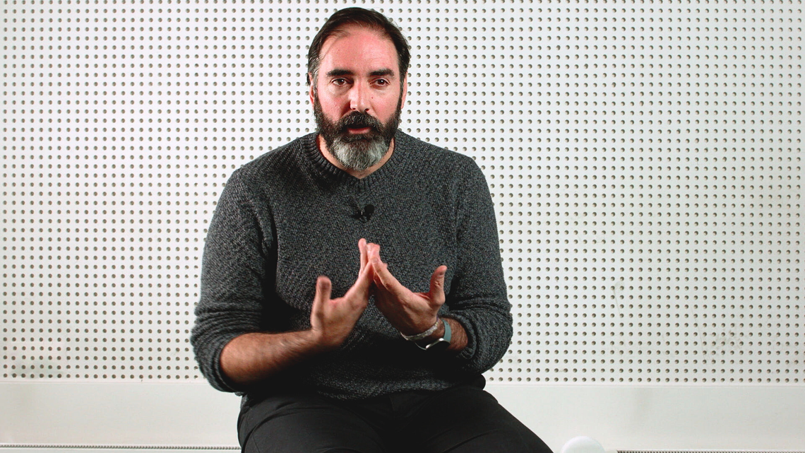 Historiador y profesor en la Universidad de Granada (UGR), Diego Checa es un destacado investigador sobre la teoría y práctica de la no violencia, la educación para la paz y su papel en la resolución de conflictos. Desde el Instituto de la Paz y los Conflictos de la UGR, forma parte de un equipo multidisciplinar cuya finalidad es divulgar la cultura de la paz y las formas que la violencia presenta en las sociedades actuales. Es especialista en los conflictos de Palestina y Colombia, así como de las luchas sociales y anticoloniales protagonizadas a nivel internacional por la resistencia civil noviolenta.